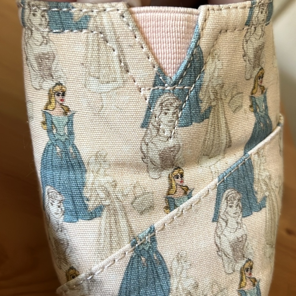 Sleeping Beauty Disney x TOMS alpagartas in pale pink and blue 7.5 - Picture 6 of 6